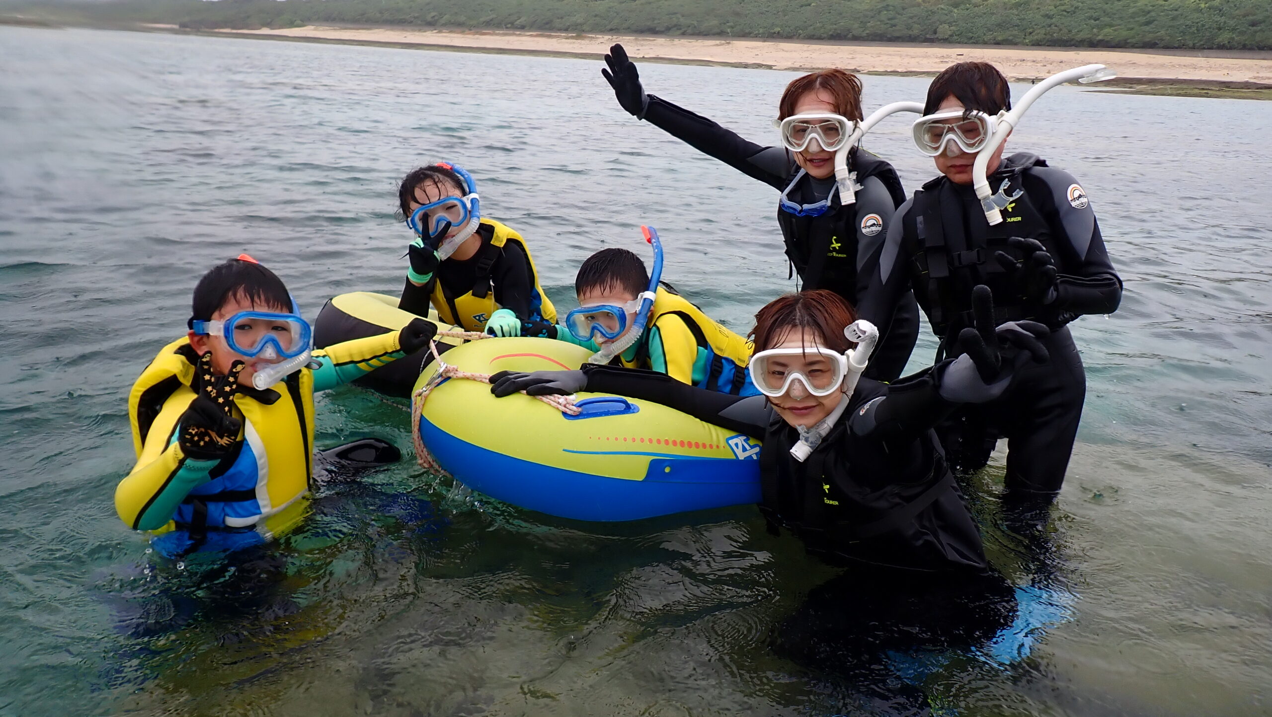 ジョン万ビーチ天然水族感ツアー3世代で楽しむ