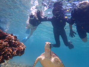自然体験ジョン万パーク 天然水族感 ウミガメさんと記念撮影