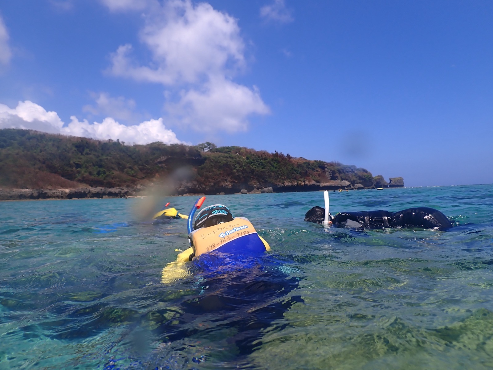 晴天に輝く糸満の海