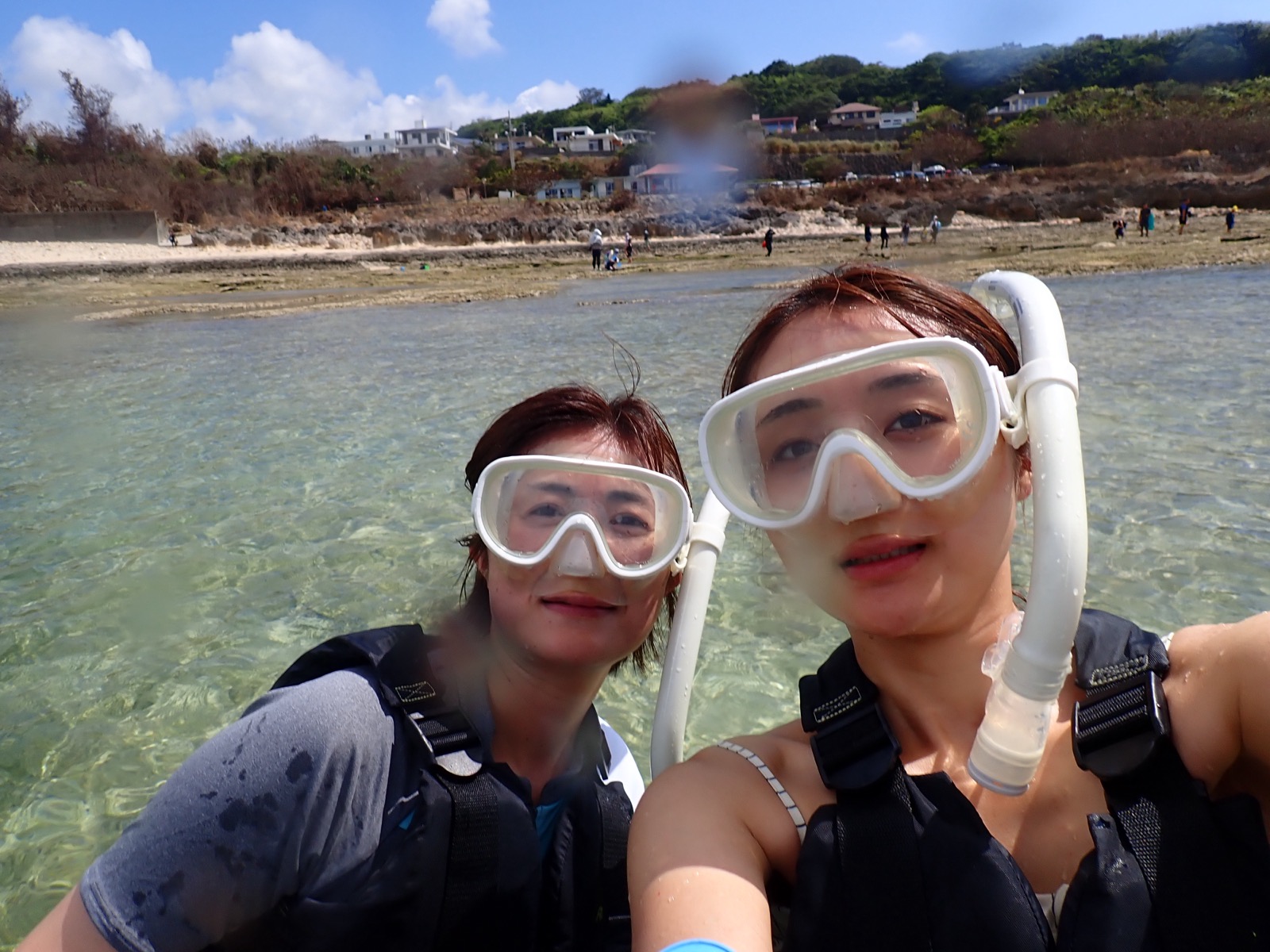 水面を漂い笑顔で自撮り！
