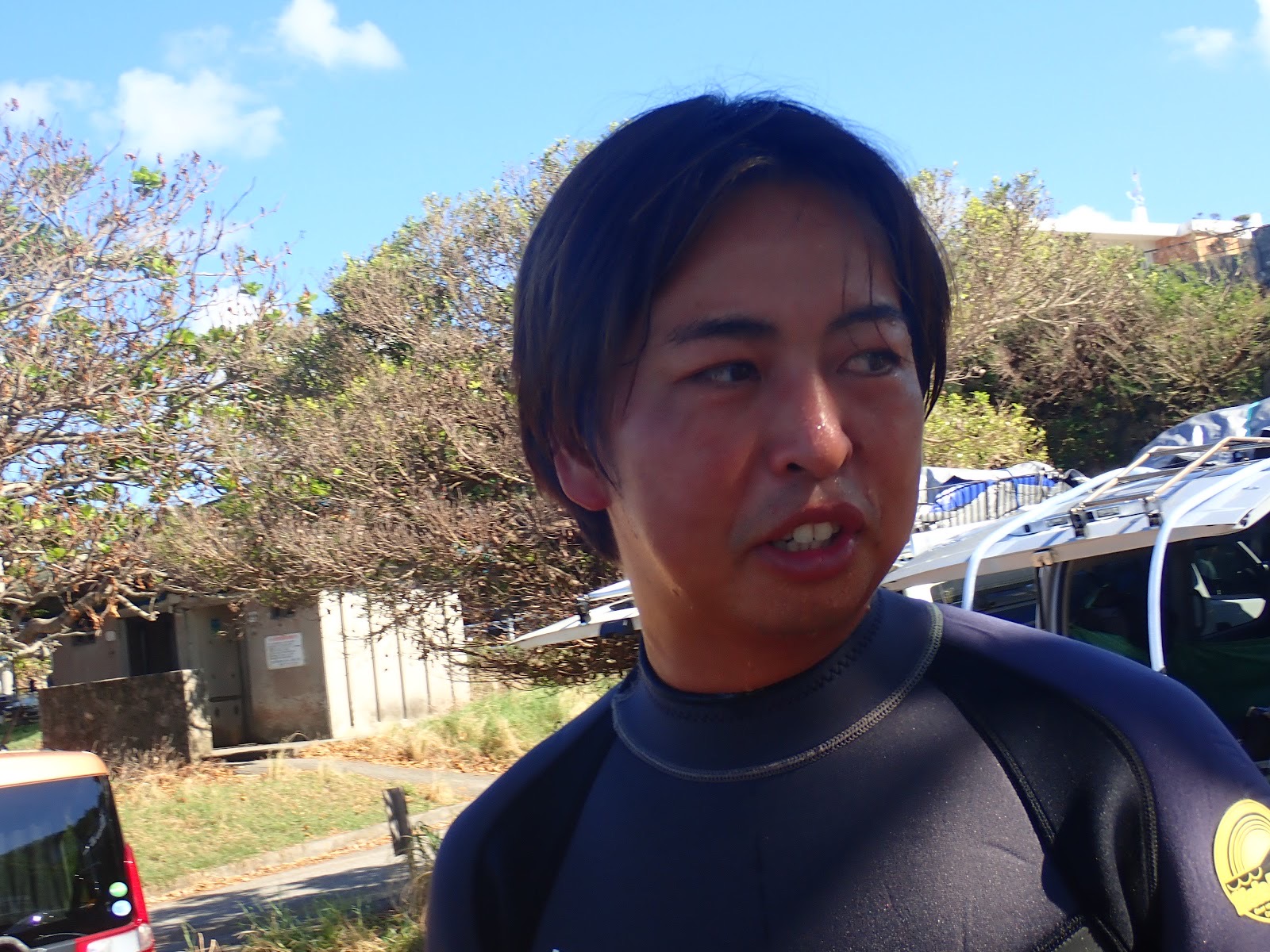 水面で笑顔を見せる参加者