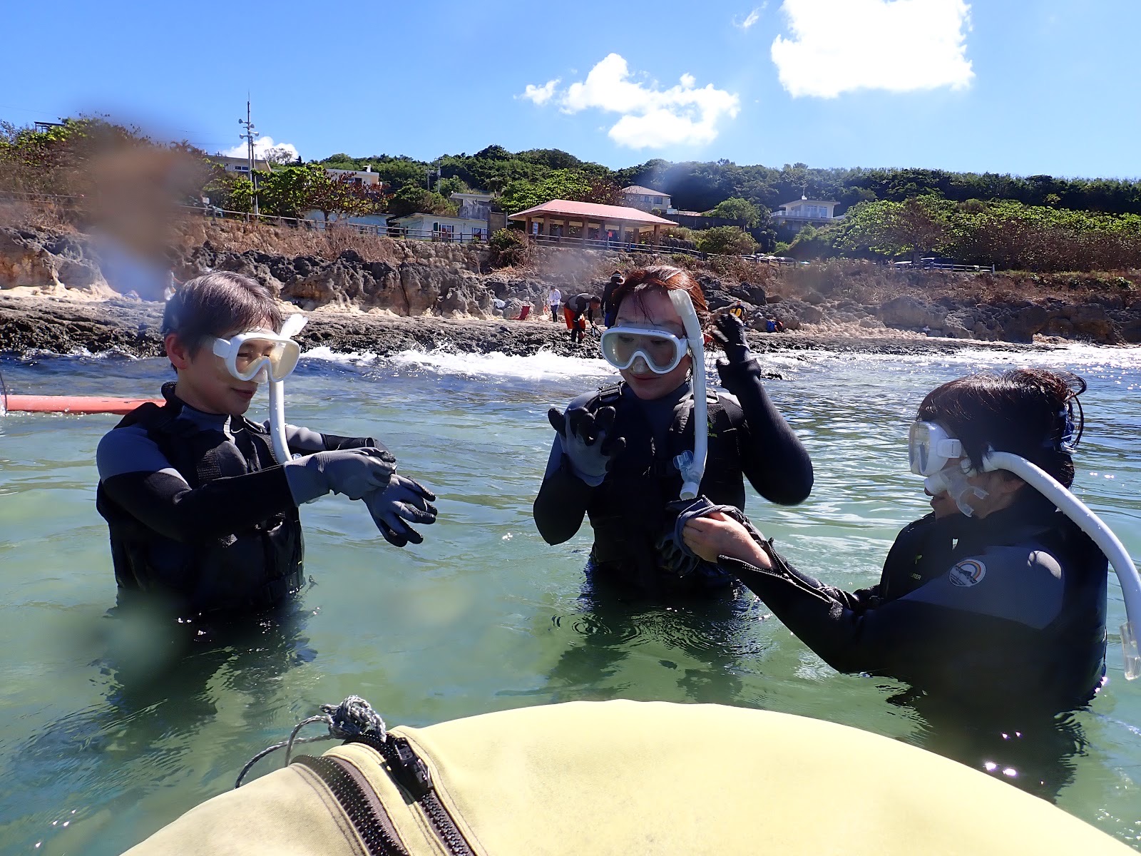 水面に浮かんで笑顔で水中練習する女性グループ