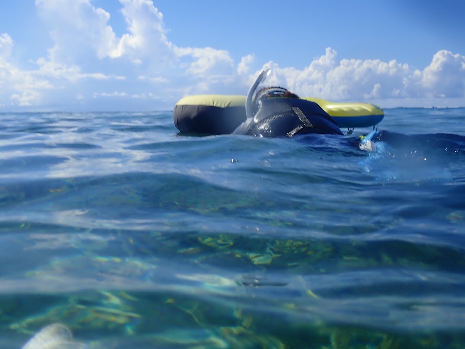 朝のやわらかな光に包まれる糸満の海