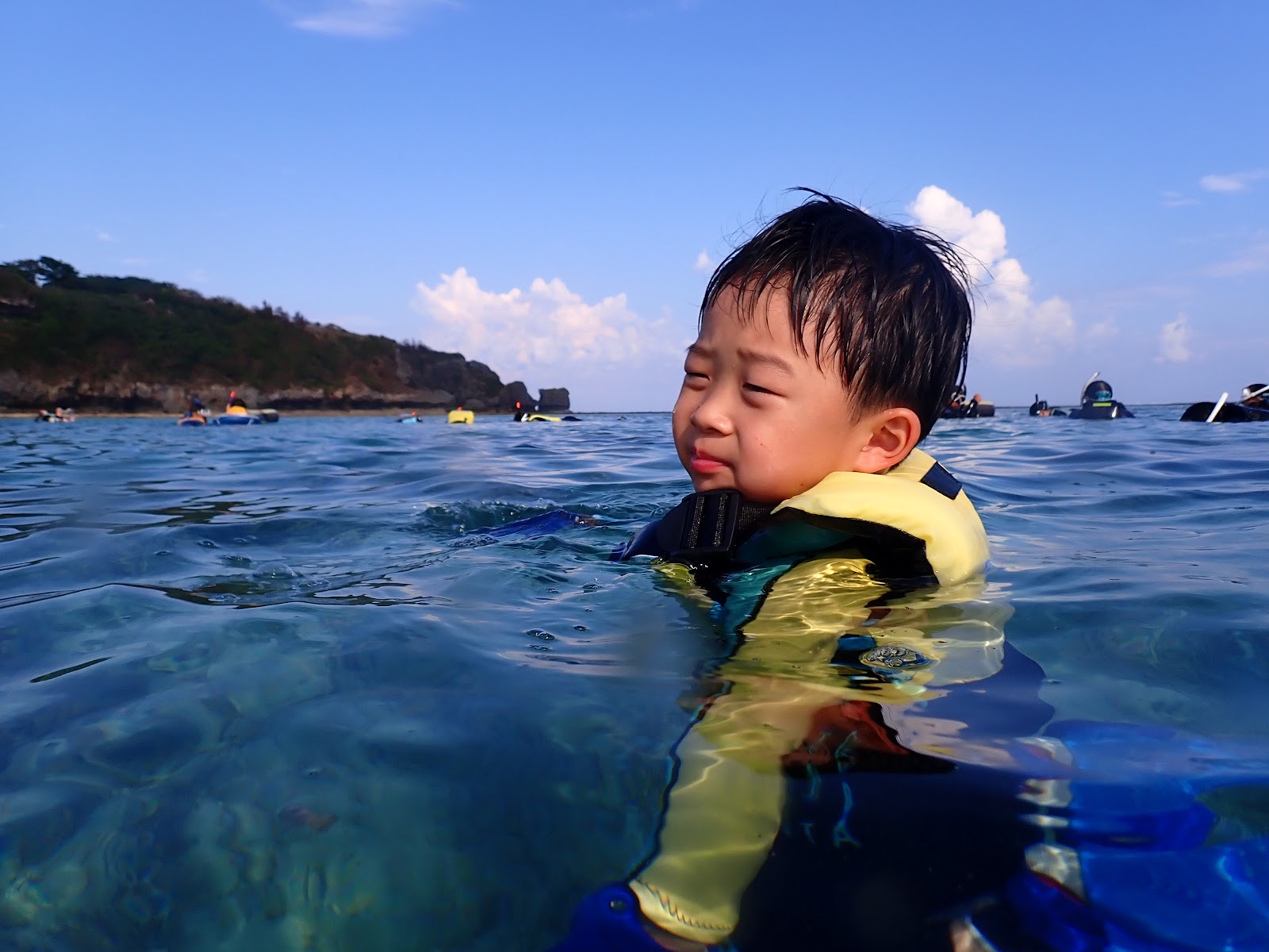過去のツアーで撮影した水面でプカプカと浮かぶ小さなお子様の笑顔が可愛い写真