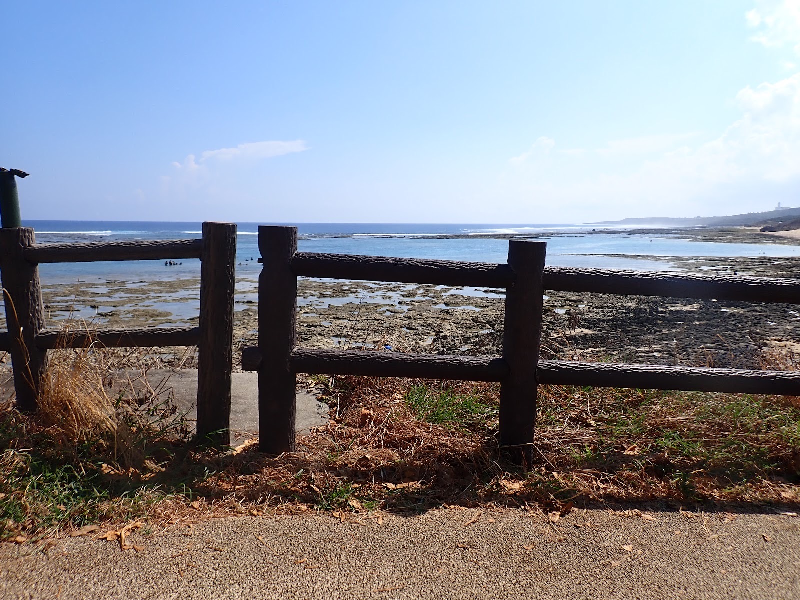 過去のツアーで撮影した晴れた日のリーフと海岸線が広がる引きの風景写真