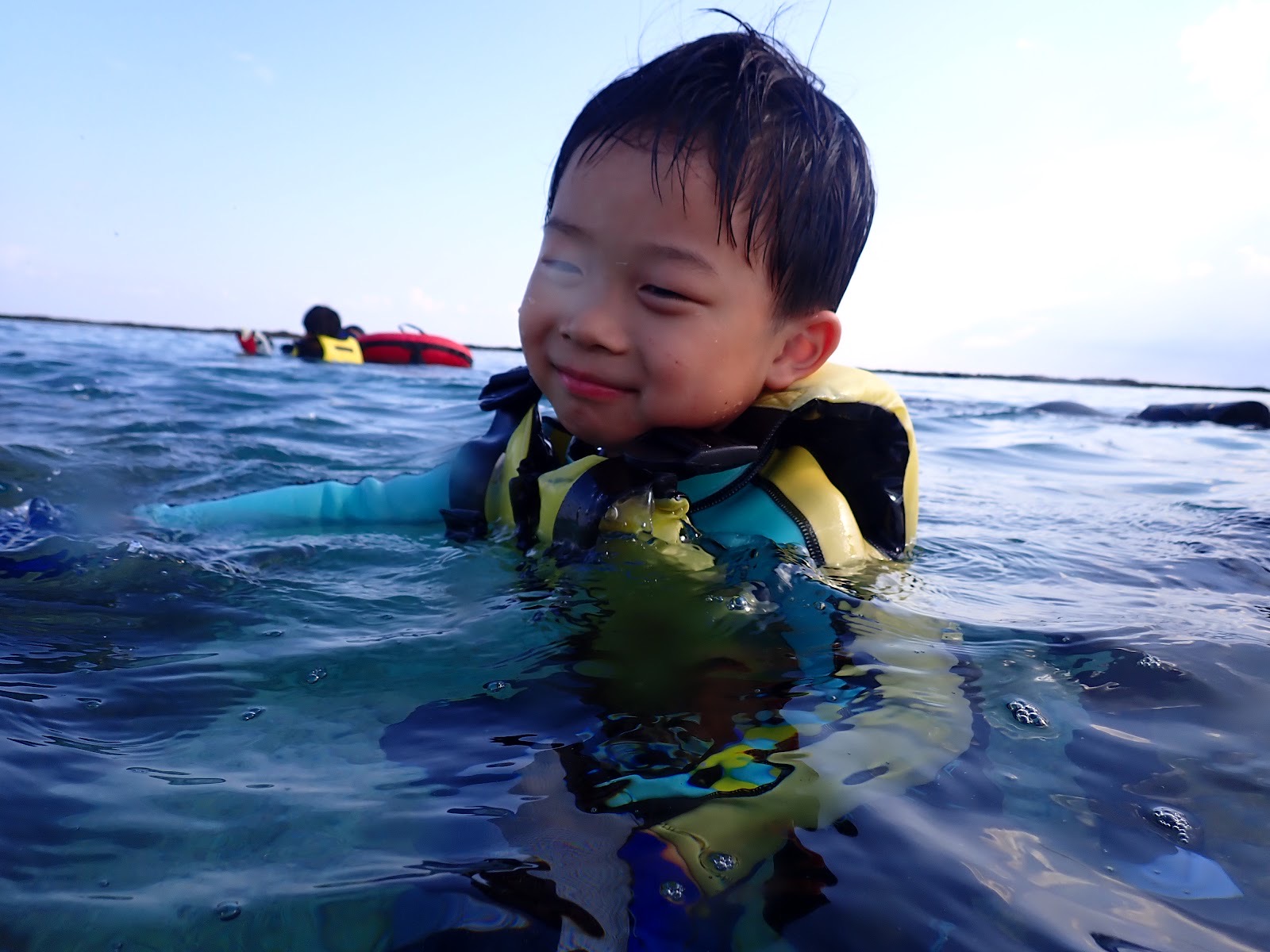 過去撮影・水面すれすれから撮影した、楽しそうな小さなお子様