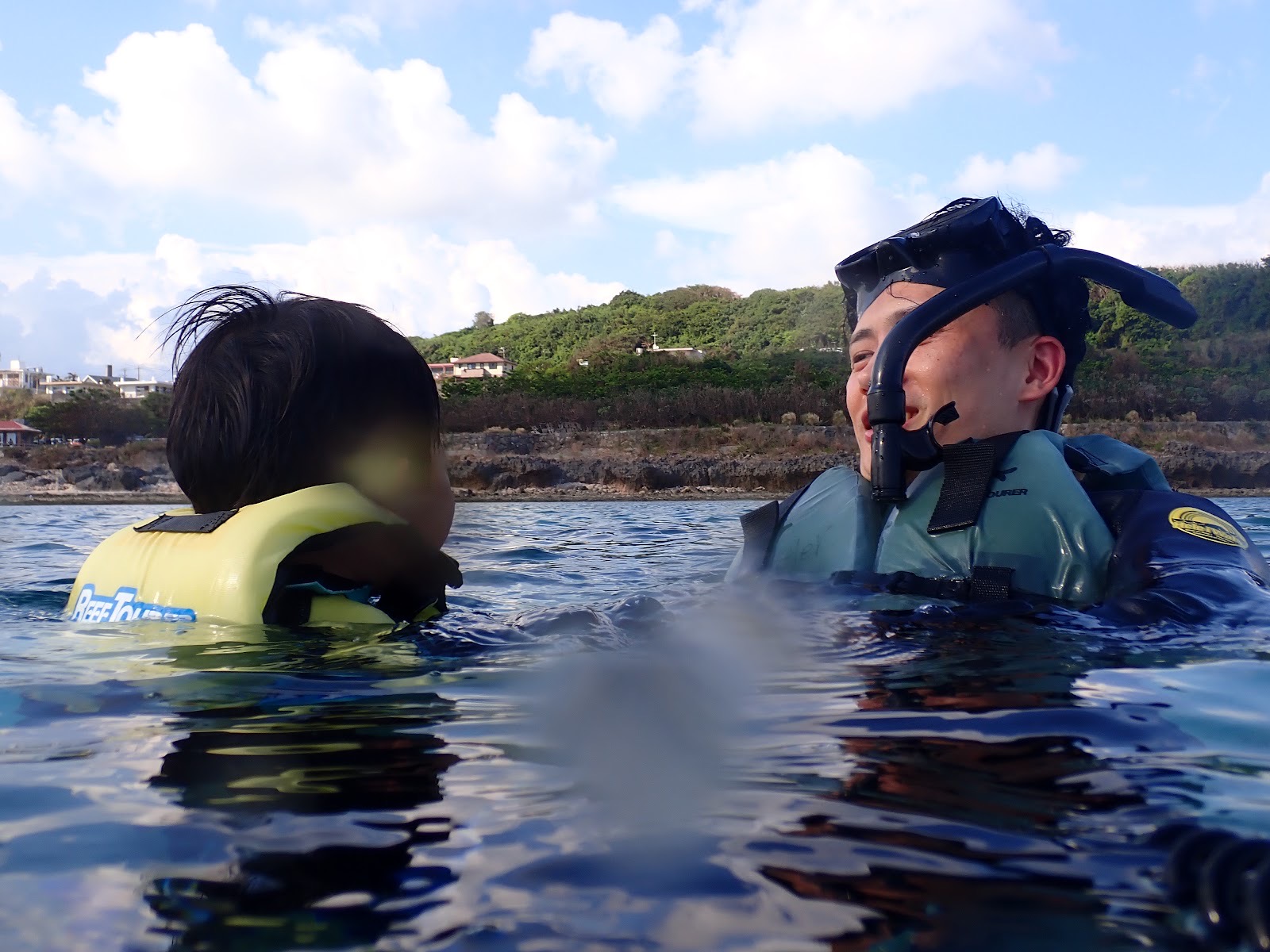 過去撮影・水面すれすれで笑顔の親子連れのお客様