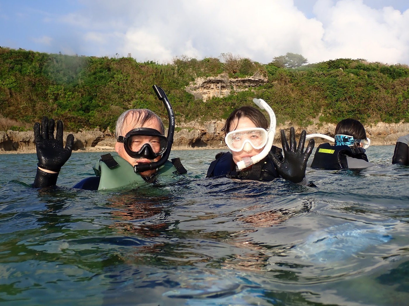 水中で広がる大きなサンゴと小さな青い魚