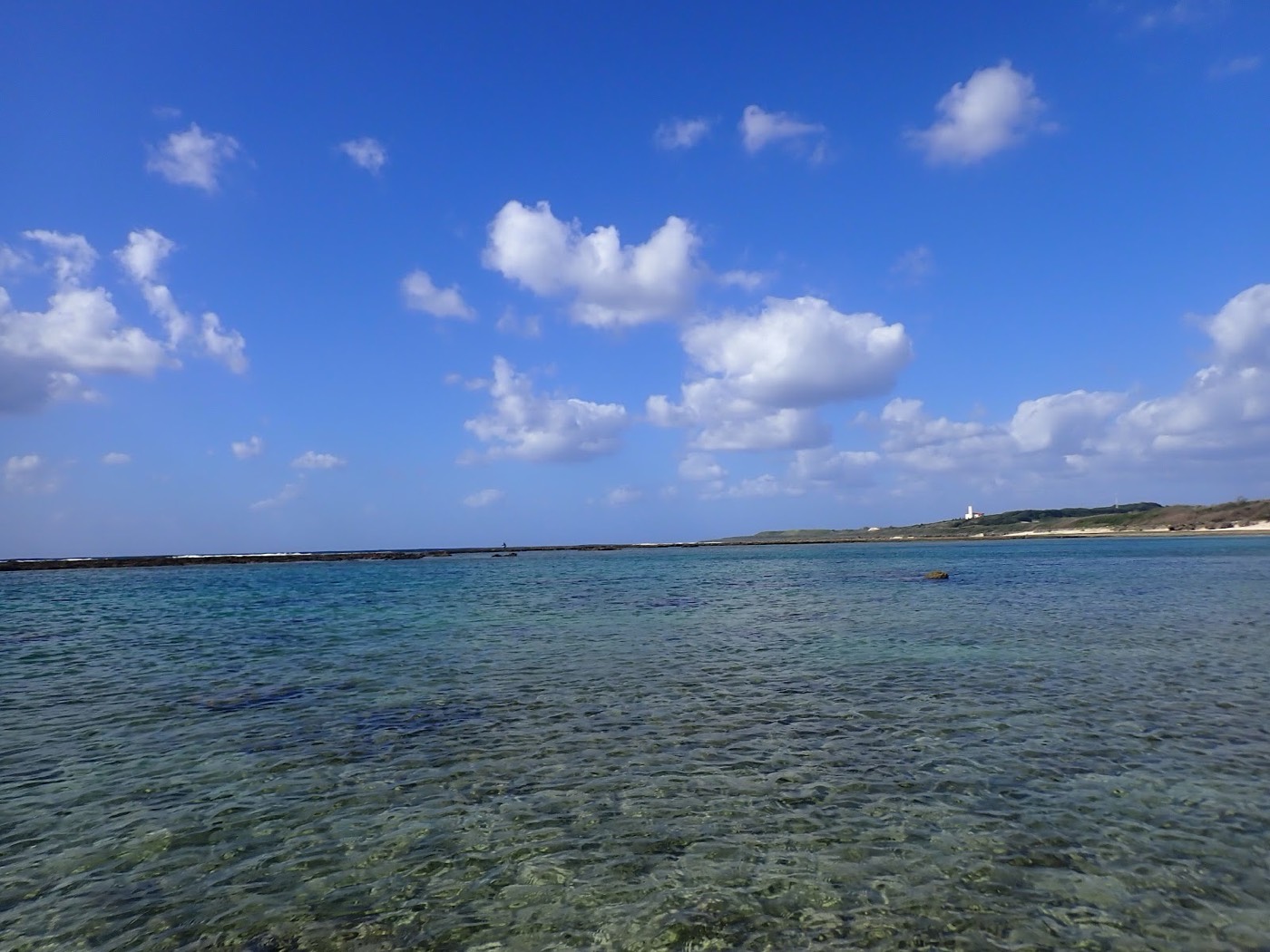 天然水族感で紹介する、天然水族館の海と空が広がる海岸の遠景
