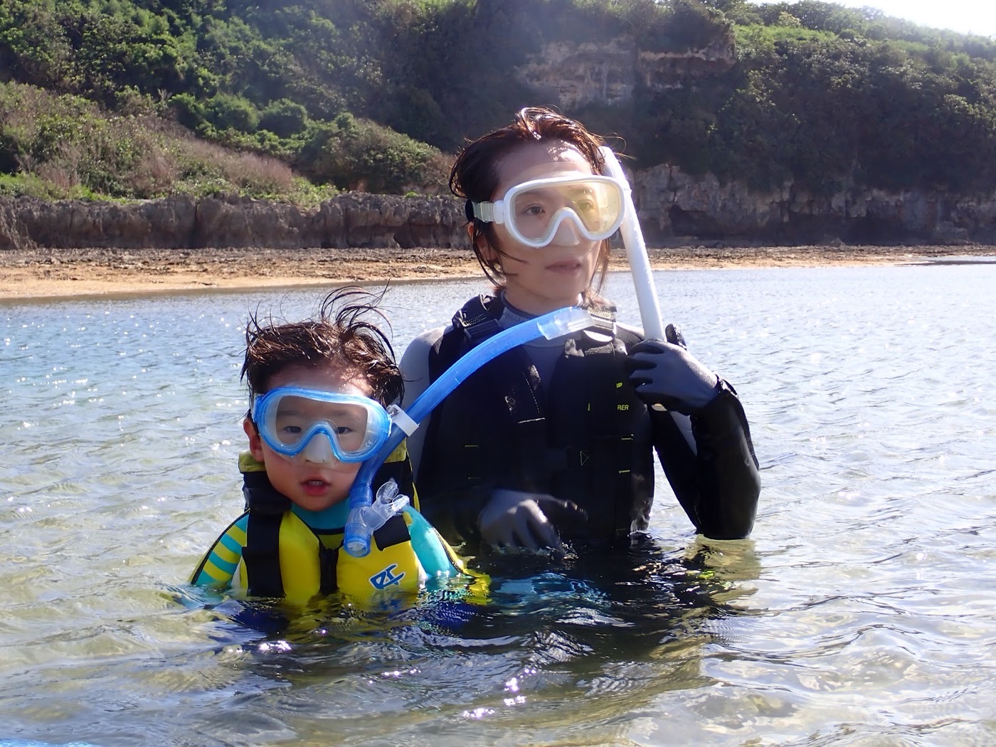 子供と大人が自然体験シュノーケルを楽しむ水面からの視点