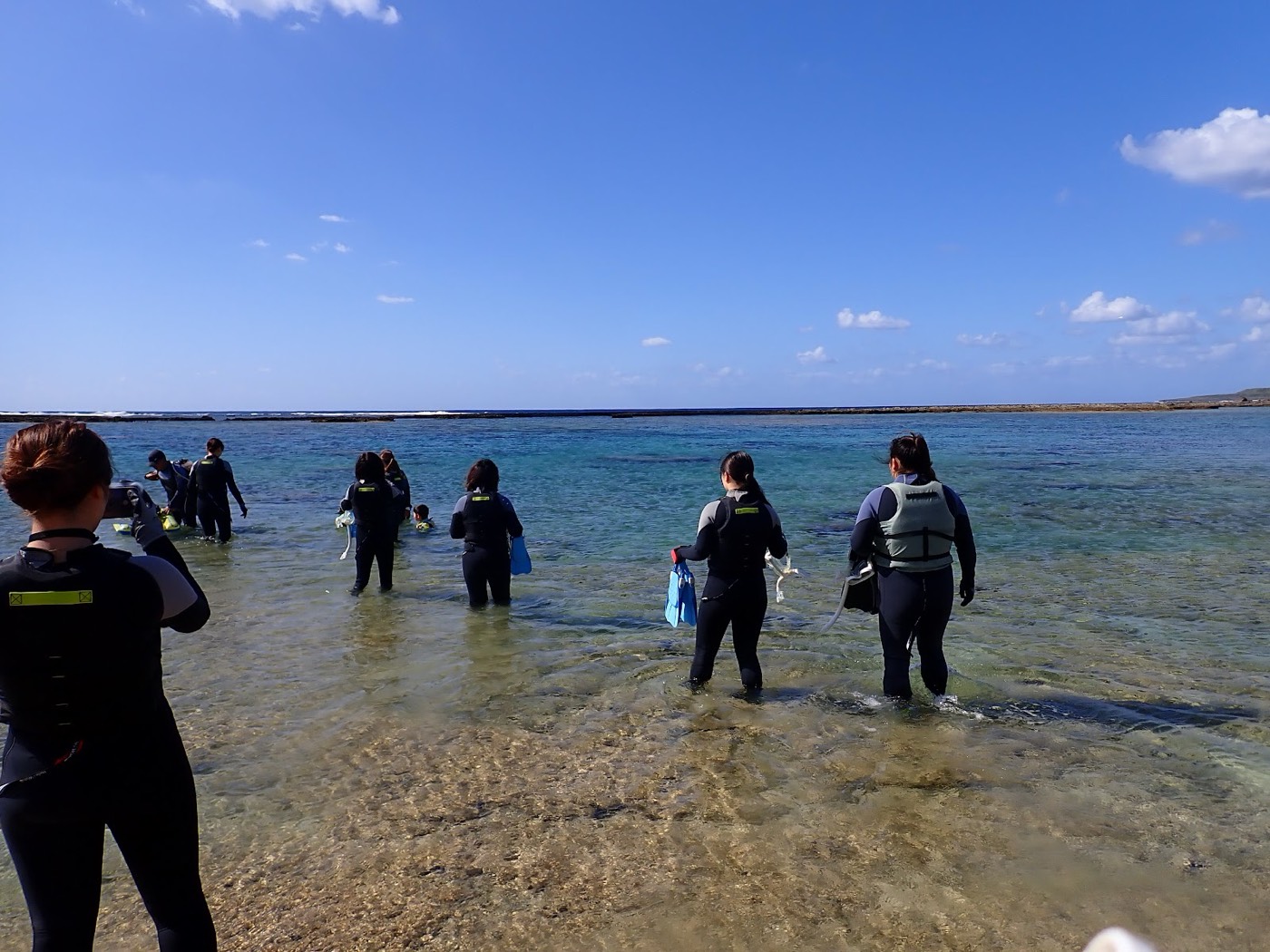 自然体験シュノーケルで海に向かうグループ