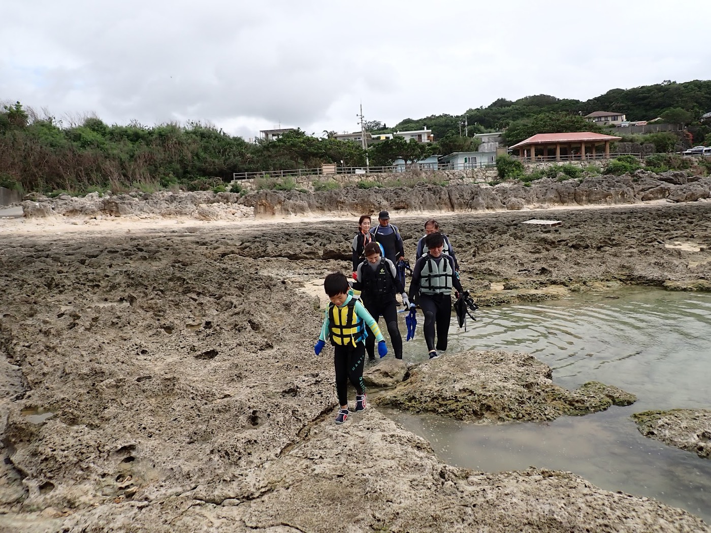 担当の池田の指が示す先の浅瀬の海底。小魚が泳ぐ姿がうっすらと見える