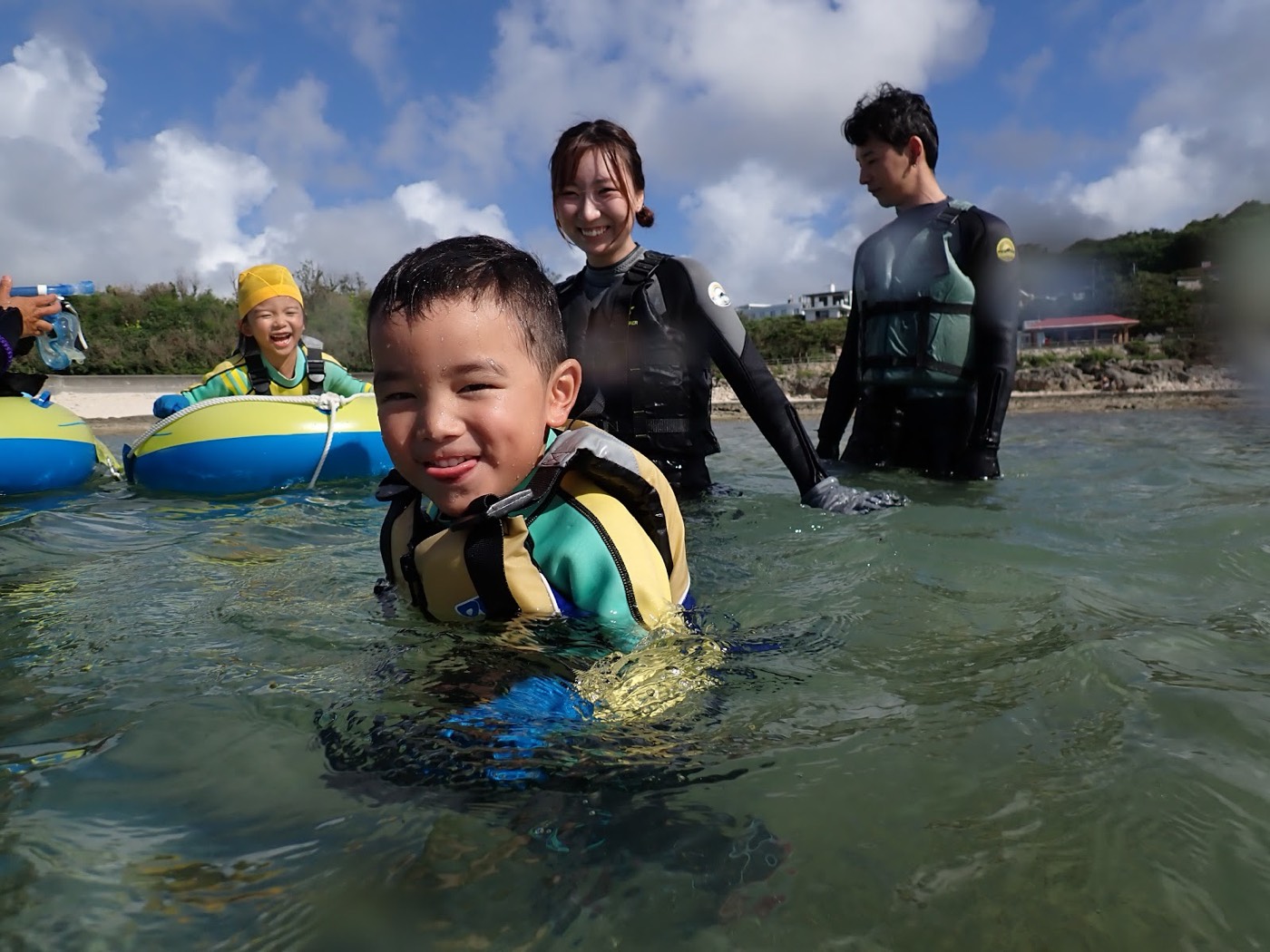 天然水族感で紹介する、天然水族館の海で笑顔を見せる参加者と担当の池田